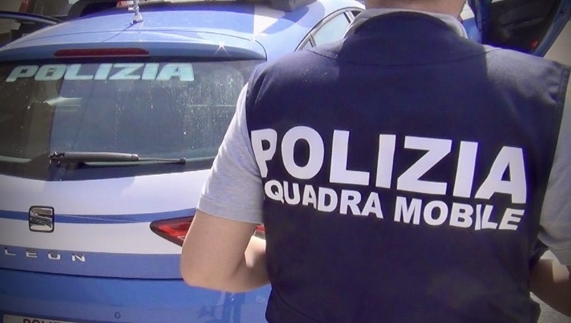 Catania, fuggono con un motorino rubato e la droga per evitare il controllo: 2 arresti