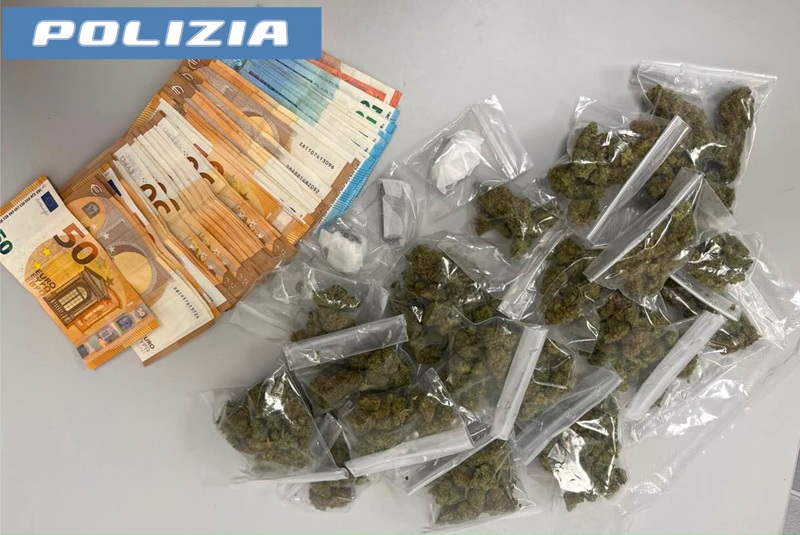 Catania, tenta la retromarcia per evitare il controllo: trovato con droga e soldi, arrestato