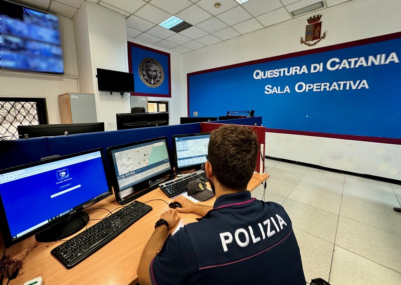 Catania, beccati in un cantiere a riempire il camion di ferro e rame: 2 arresti