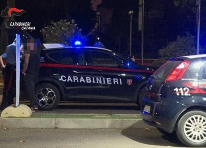 Evasioni notturne, beccati fuori casa ma sono ai domiciliari: 2 arresti